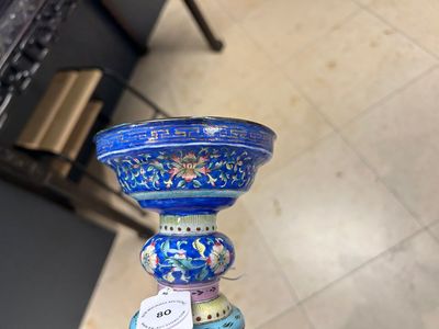 Een grote Chinese kandelaar in Canton email met 'shou' op blauwe fondkleur, Qianlong/Jiaqing — foto 18