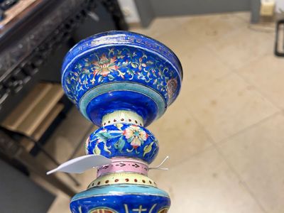 Een grote Chinese kandelaar in Canton email met 'shou' op blauwe fondkleur, Qianlong/Jiaqing — foto 20