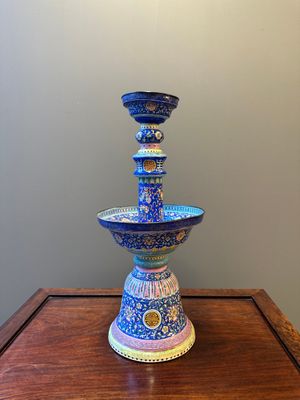 Een grote Chinese kandelaar in Canton email met 'shou' op blauwe fondkleur, Qianlong/Jiaqing — foto 2