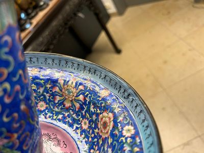 Een grote Chinese kandelaar in Canton email met 'shou' op blauwe fondkleur, Qianlong/Jiaqing — foto 21