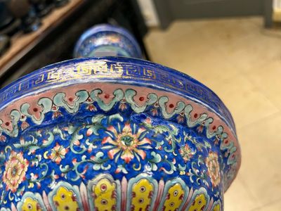 Een grote Chinese kandelaar in Canton email met 'shou' op blauwe fondkleur, Qianlong/Jiaqing — foto 28
