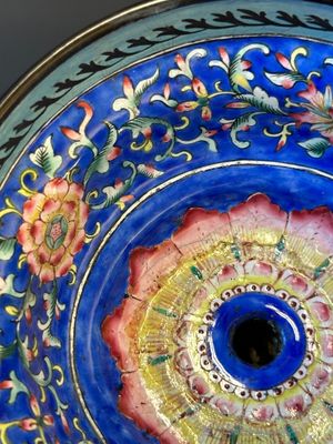 Een grote Chinese kandelaar in Canton email met 'shou' op blauwe fondkleur, Qianlong/Jiaqing — foto 6