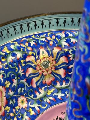 Een grote Chinese kandelaar in Canton email met 'shou' op blauwe fondkleur, Qianlong/Jiaqing — foto 9