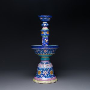 Een grote Chinese kandelaar in Canton email met 'shou' op blauwe fondkleur, Qianlong/Jiaqing — foto 2
