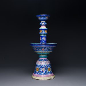 Een grote Chinese kandelaar in Canton email met 'shou' op blauwe fondkleur, Qianlong/Jiaqing — foto 3