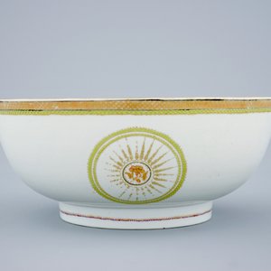 Een grote Chinese kom in tonen van groen, geel en paars, Qianlong, 18e eeuw — foto 2