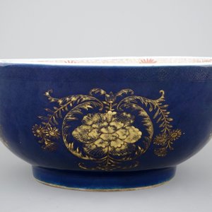Een grote Chinese kom met verguld decor op blauwe fondkleur, 18e eeuw — foto 3