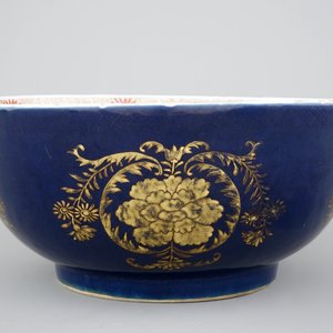Een grote Chinese kom met verguld decor op blauwe fondkleur, 18e eeuw — foto 2