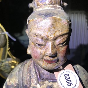 Een grote Chinese koud beschilderde bronzen figuur van een tempelwachter, Ming — foto 11