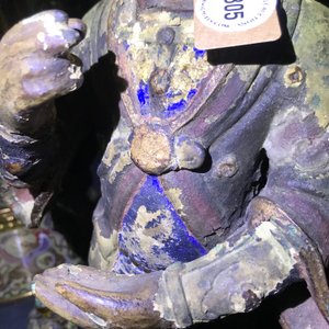 Een grote Chinese koud beschilderde bronzen figuur van een tempelwachter, Ming — foto 13