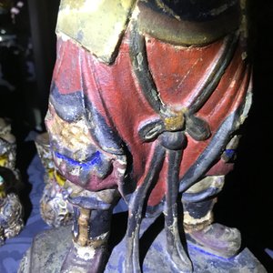 Een grote Chinese koud beschilderde bronzen figuur van een tempelwachter, Ming — foto 15