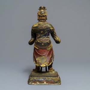 Een grote Chinese koud beschilderde bronzen figuur van een tempelwachter, Ming — foto 4