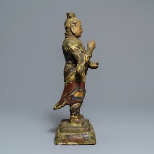 Een grote Chinese koud beschilderde bronzen figuur van een tempelwachter, Ming — foto 5