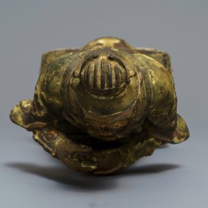 Een grote Chinese koud beschilderde bronzen figuur van een tempelwachter, Ming — foto 7