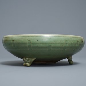 Een grote Chinese Longquan celadon driepotige wierookbrander, Ming — foto 3