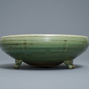 Een grote Chinese Longquan celadon driepotige wierookbrander, Ming — foto 4