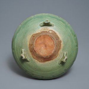 Een grote Chinese Longquan celadon driepotige wierookbrander, Ming — foto 7