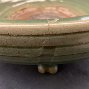 Een grote Chinese Longquan celadon driepotige wierookbrander, Ming — foto 9