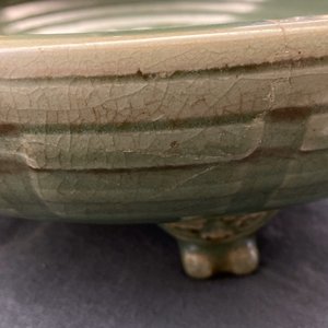 Een grote Chinese Longquan celadon driepotige wierookbrander, Ming — foto 10