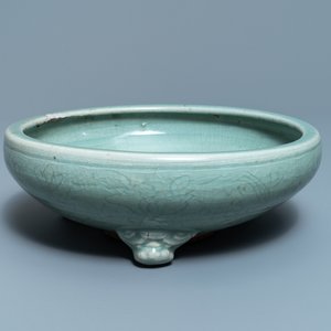 Een grote Chinese Longquan celadon driepotige wierookbrander, Ming — foto 1