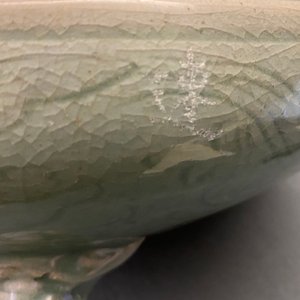 Een grote Chinese Longquan celadon driepotige wierookbrander, Ming — foto 14