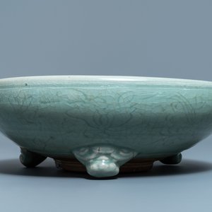 Een grote Chinese Longquan celadon driepotige wierookbrander, Ming — foto 2