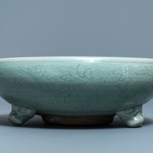 Een grote Chinese Longquan celadon driepotige wierookbrander, Ming — foto 4