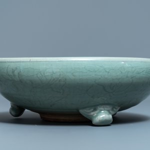 Een grote Chinese Longquan celadon driepotige wierookbrander, Ming — foto 5