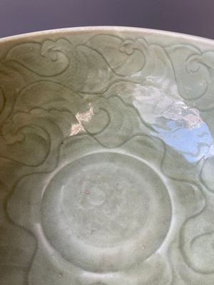 Een grote Chinese Longquan celadon kom met onderglazuur decor, Ming — foto 4