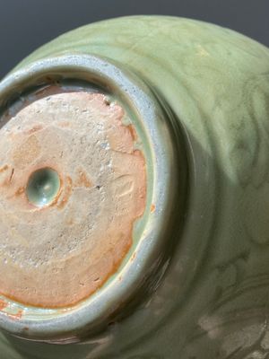 Een grote Chinese Longquan celadon kom met onderglazuur decor, Ming — foto 7