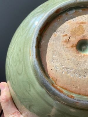 Een grote Chinese Longquan celadon kom met onderglazuur decor, Ming — foto 8