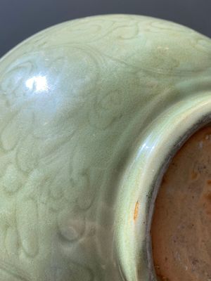 Een grote Chinese Longquan celadon kom met onderglazuur decor, Ming — foto 9