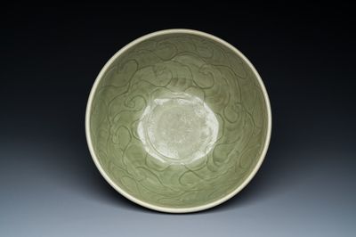 Een grote Chinese Longquan celadon kom met onderglazuur decor, Ming
