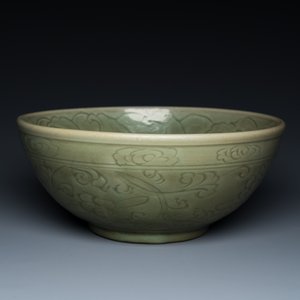 Een grote Chinese Longquan celadon kom met onderglazuur decor, Ming — foto 2