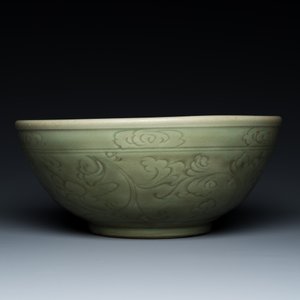 Een grote Chinese Longquan celadon kom met onderglazuur decor, Ming — foto 6