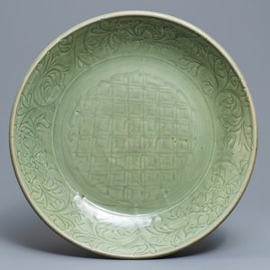 Een grote Chinese Longquan celadon schotel met onderglazuur decor, Ming — foto 1