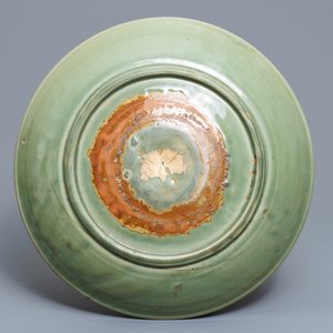 Een grote Chinese Longquan celadon schotel met onderglazuur decor, Ming — foto 2