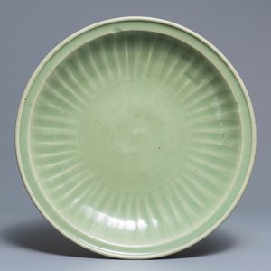 Een grote Chinese Longquan celadon schotel, Ming — foto 1