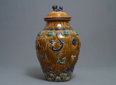 Een grote Chinese meerkleurige steengoed martavaan met deksel, Ming/Qing