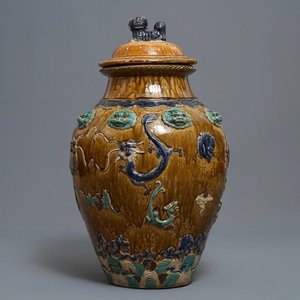 Een grote Chinese meerkleurige steengoed martavaan met deksel, Ming/Qing — foto 1