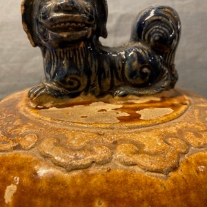 Een grote Chinese meerkleurige steengoed martavaan met deksel, Ming/Qing — foto 11