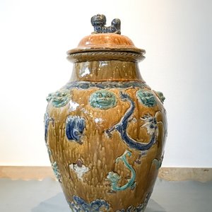 Een grote Chinese meerkleurige steengoed martavaan met deksel, Ming/Qing — foto 27