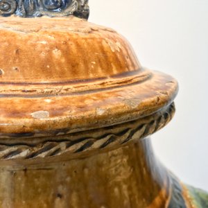 Een grote Chinese meerkleurige steengoed martavaan met deksel, Ming/Qing — foto 30