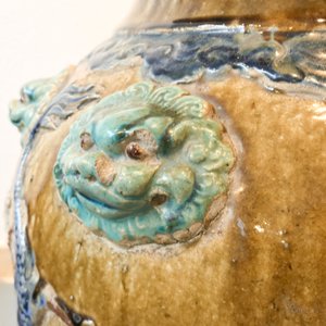 Een grote Chinese meerkleurige steengoed martavaan met deksel, Ming/Qing — foto 31