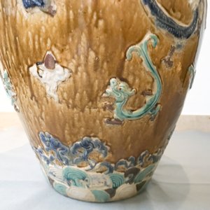 Een grote Chinese meerkleurige steengoed martavaan met deksel, Ming/Qing — foto 34