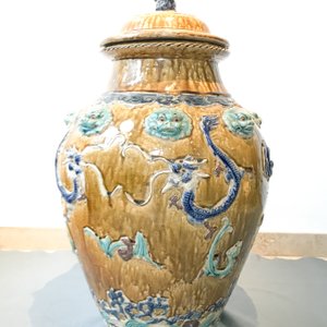 Een grote Chinese meerkleurige steengoed martavaan met deksel, Ming/Qing — foto 36