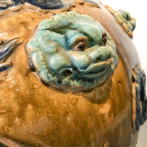 Een grote Chinese meerkleurige steengoed martavaan met deksel, Ming/Qing — foto 40