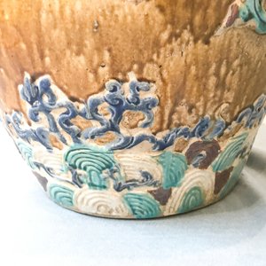 Een grote Chinese meerkleurige steengoed martavaan met deksel, Ming/Qing — foto 42