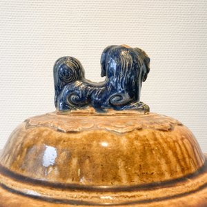 Een grote Chinese meerkleurige steengoed martavaan met deksel, Ming/Qing — foto 43