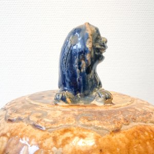 Een grote Chinese meerkleurige steengoed martavaan met deksel, Ming/Qing — foto 50